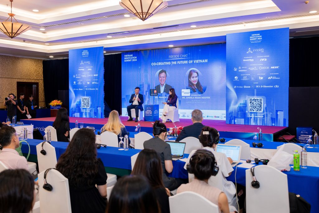 Vietnam Innovation Summit 2024: Fireside Chat panelists discuss the future of digital transformation and global partnerships.