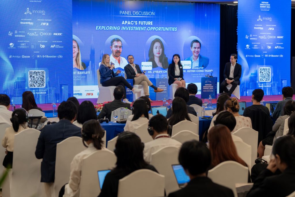 Entrepreneurs interacting with panelists, raising questions on challenges and opportunities in APAC markets