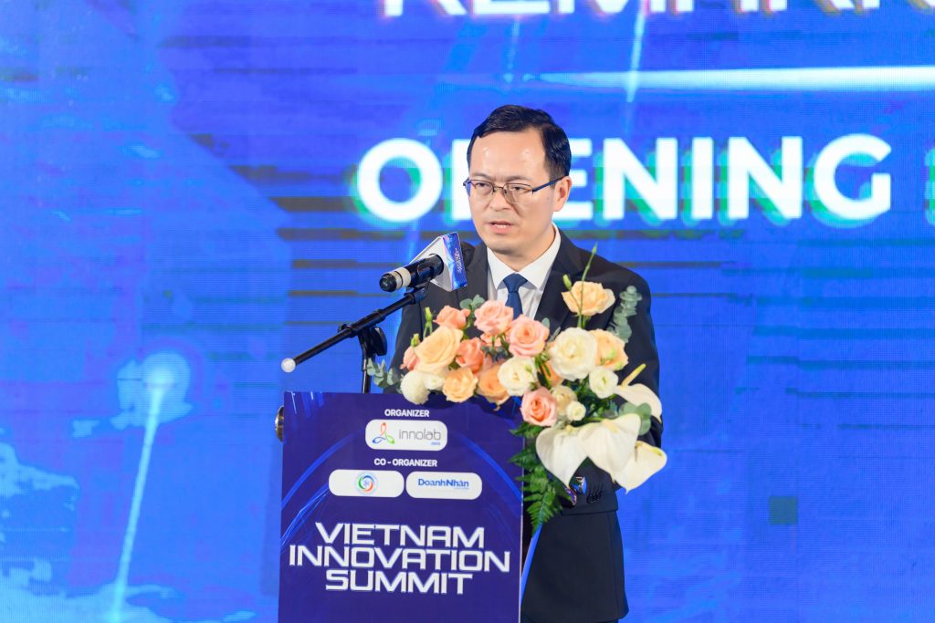 What is the strategic role of SMEs and startups in helping Vietnam achieve its 10% GDP growth target?